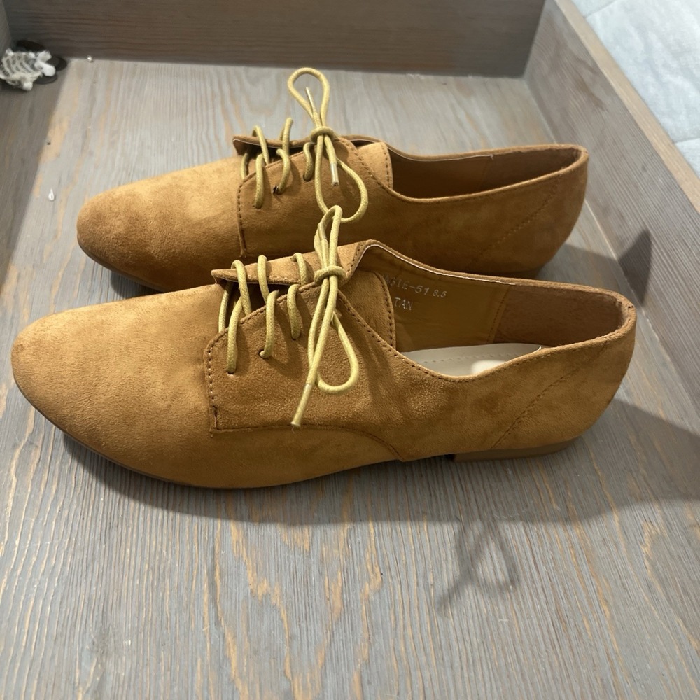Women’s Tan Suede Lace-Up Oxford Flats
